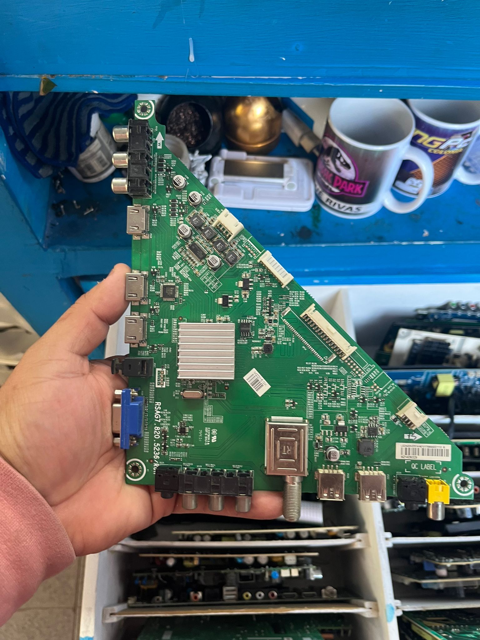 Placa main Hisense / Panavox RSAG7.820.5236/ROH para TV Original Usada Probada