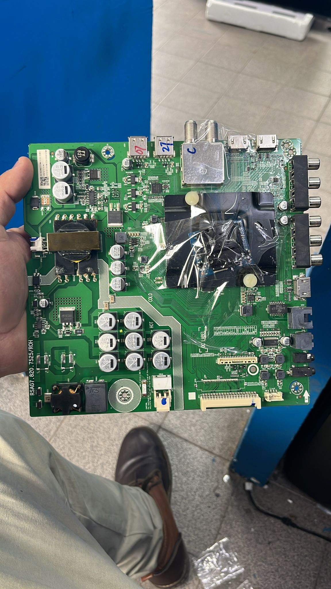 Placa main Hisense / Panavox RSAG7.820.7525/ROH para TV original usada probada